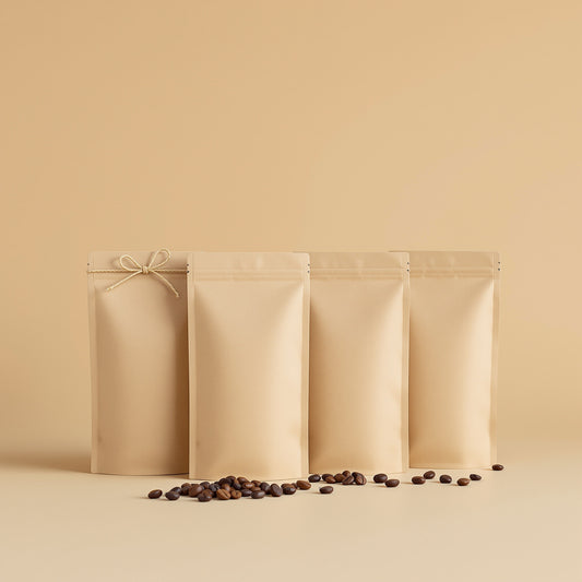 Prova på-paket: fyra kaffepåsar på rad med kaffebönor